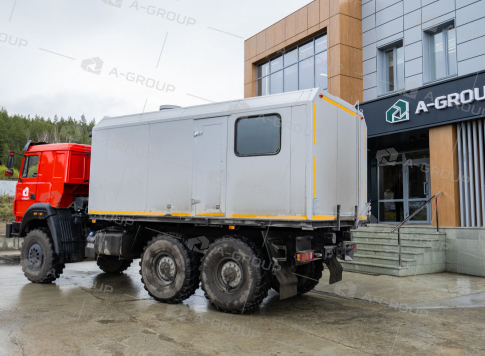 ППУА 1600/100 на шасси УРАЛ 5557-82 (насос 2,3 ПТ) (спальное место)