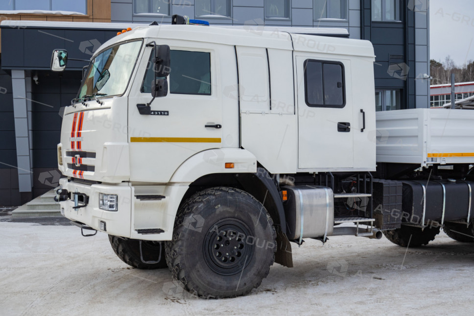 Бортовой автомобиль Камаз 43118 с двухрядной кабиной