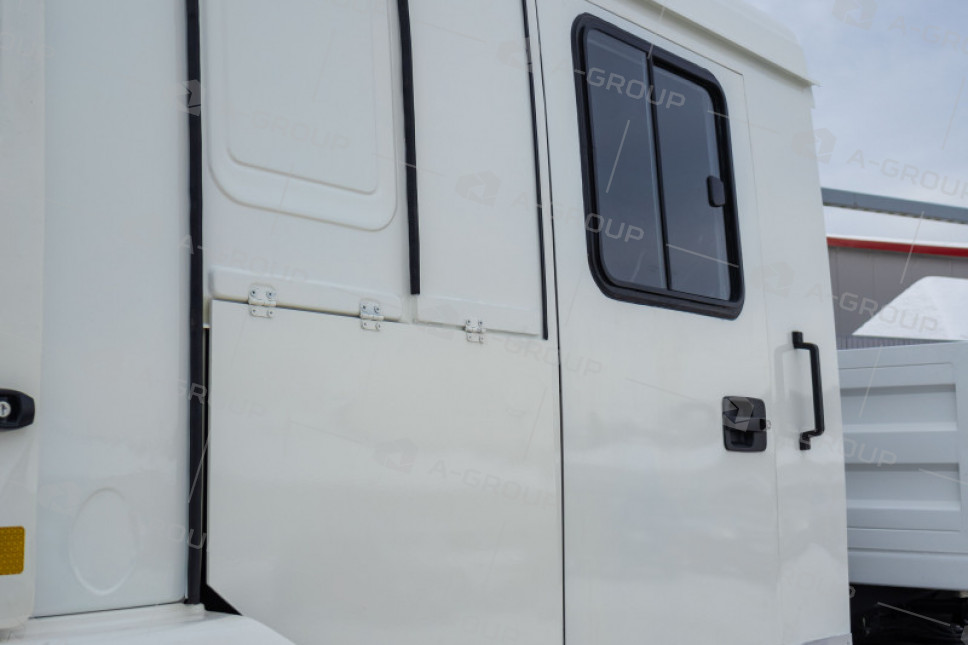 Бортовой автомобиль Камаз 43118 с двухрядной кабиной