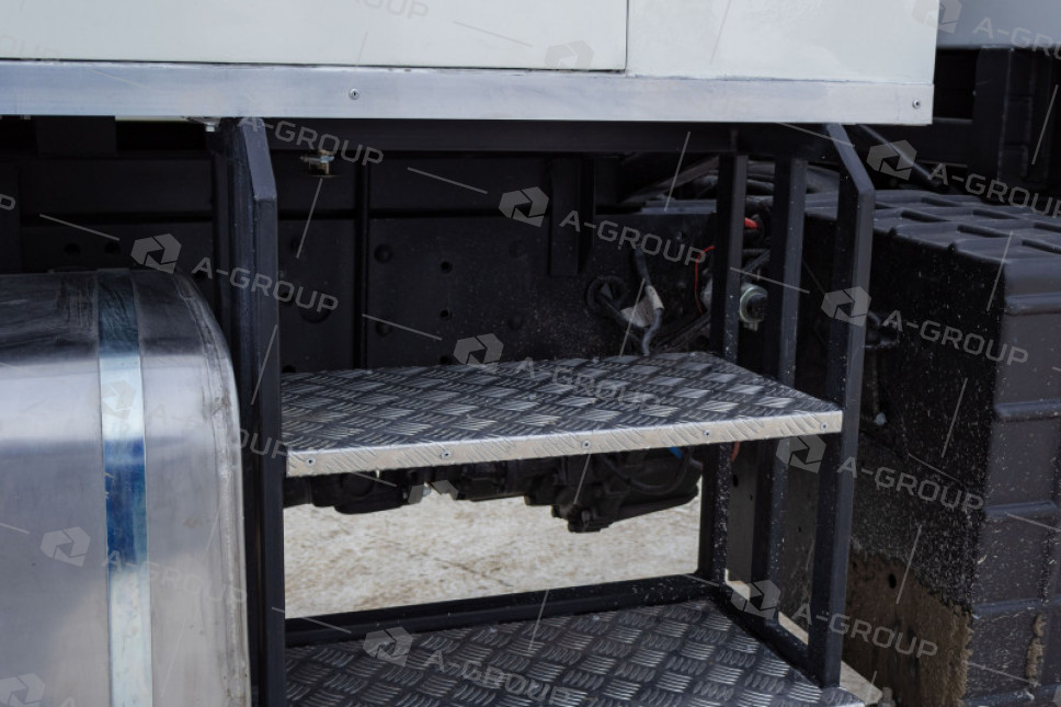 Бортовой автомобиль Камаз 43118 с двухрядной кабиной