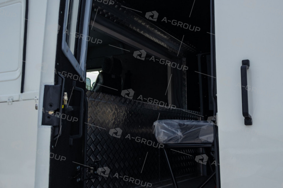 Бортовой автомобиль Камаз 43118 с двухрядной кабиной