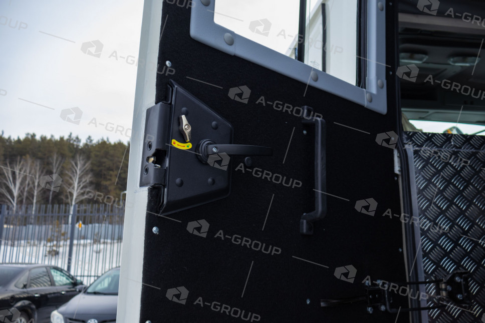 Бортовой автомобиль Камаз 43118 с двухрядной кабиной