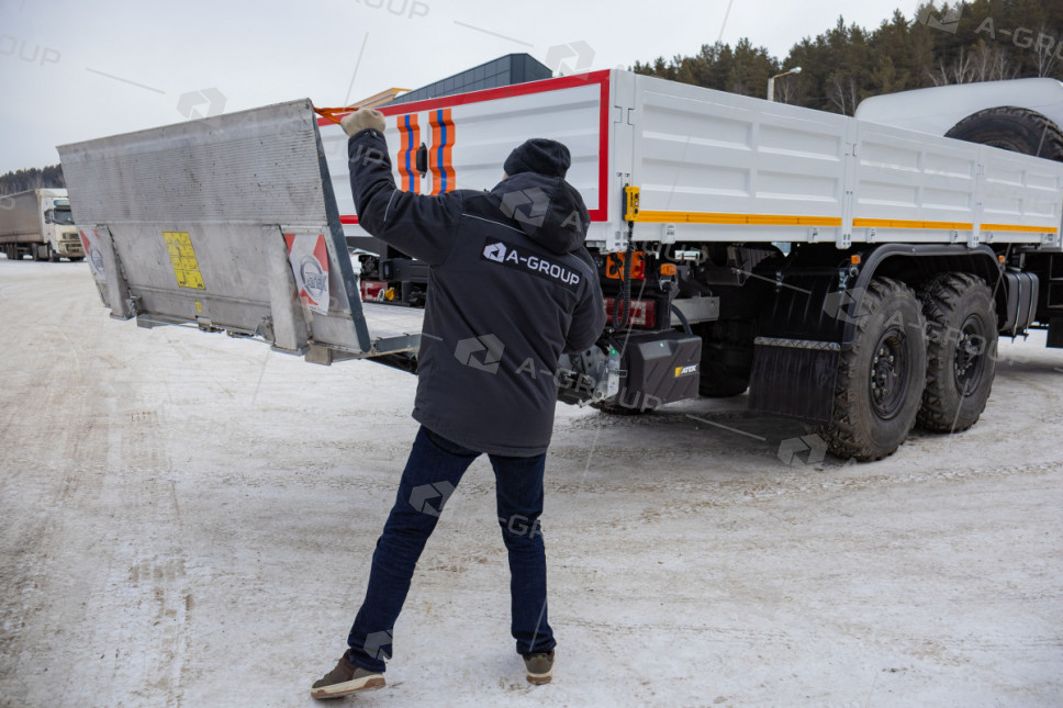 Бортовой автомобиль Камаз 43118 с двухрядной кабиной