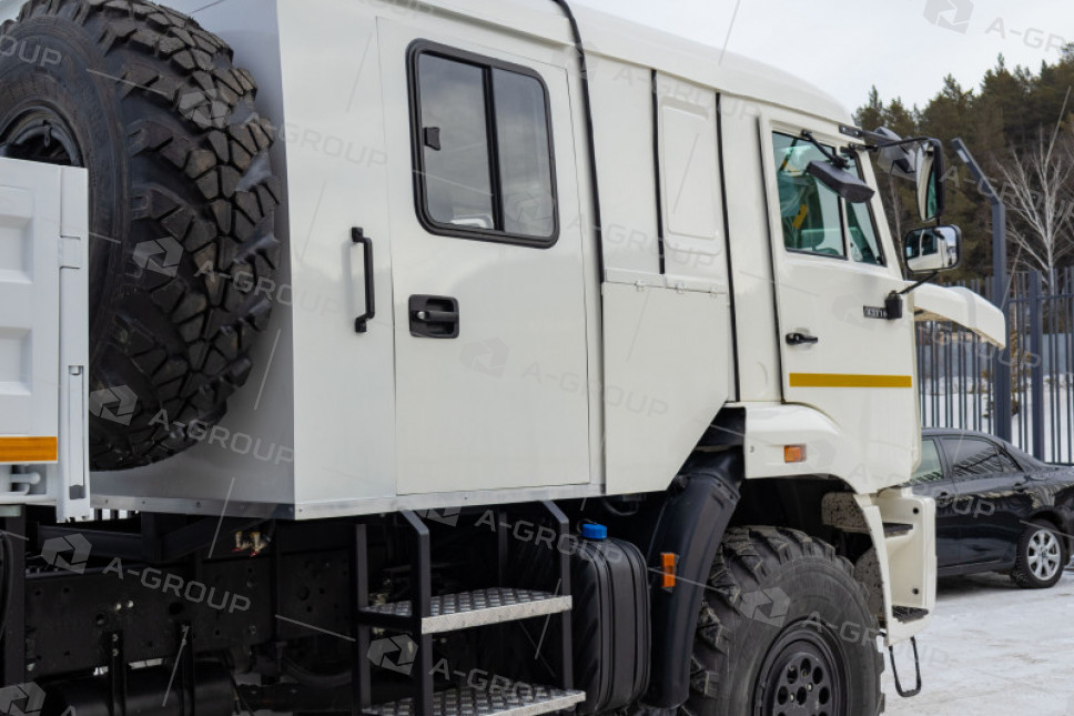 Бортовой автомобиль Камаз 43118 с двухрядной кабиной