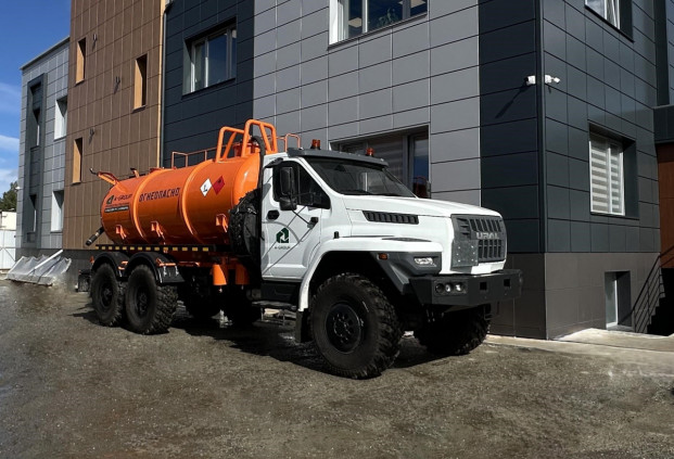 Автоцистерна вакуумная АКН-10 на шасси УРАЛ 4320-72 (доп горловина, тех люк)